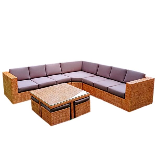 Mueble seccional para terraza de ratán natural. Incluye mesa de centro y 4 puffs encajables.